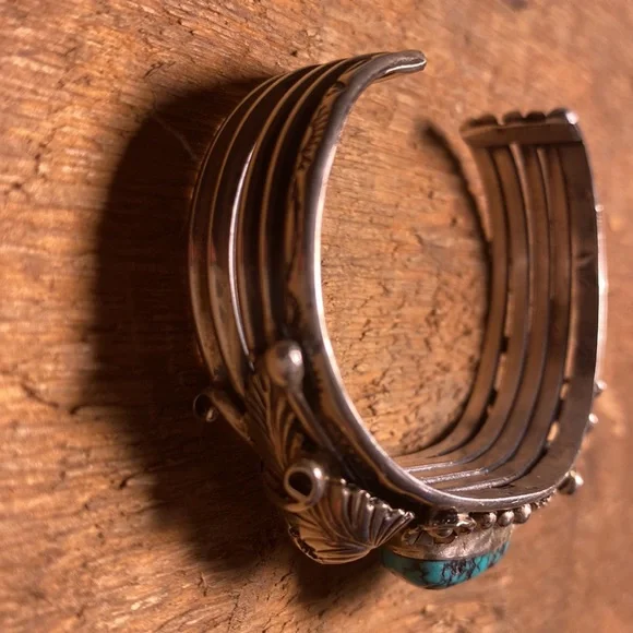 NAVAJO CUFF BRACELET by Tom Willeto, signed, sterling silver and turquoise - Picture 13 of 17